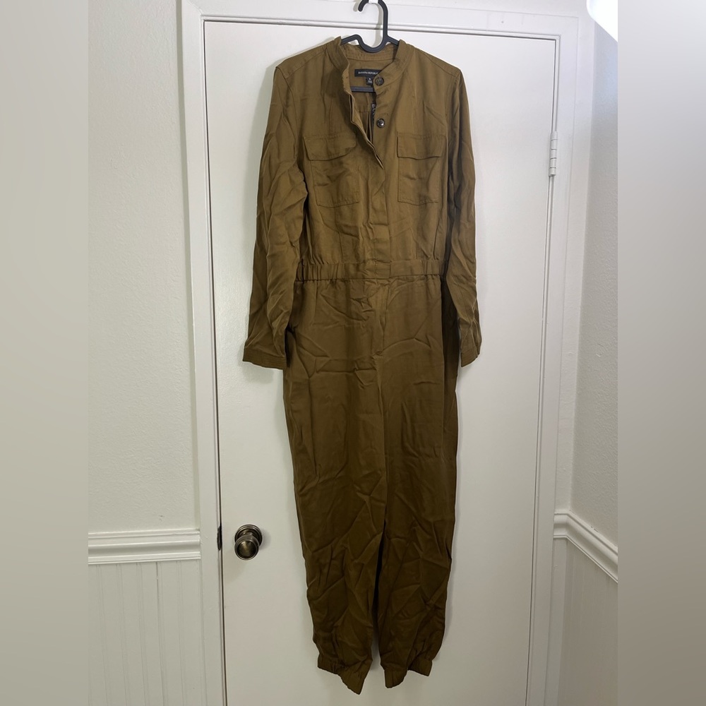 Banana republic olive green woman jumpsuit size 8